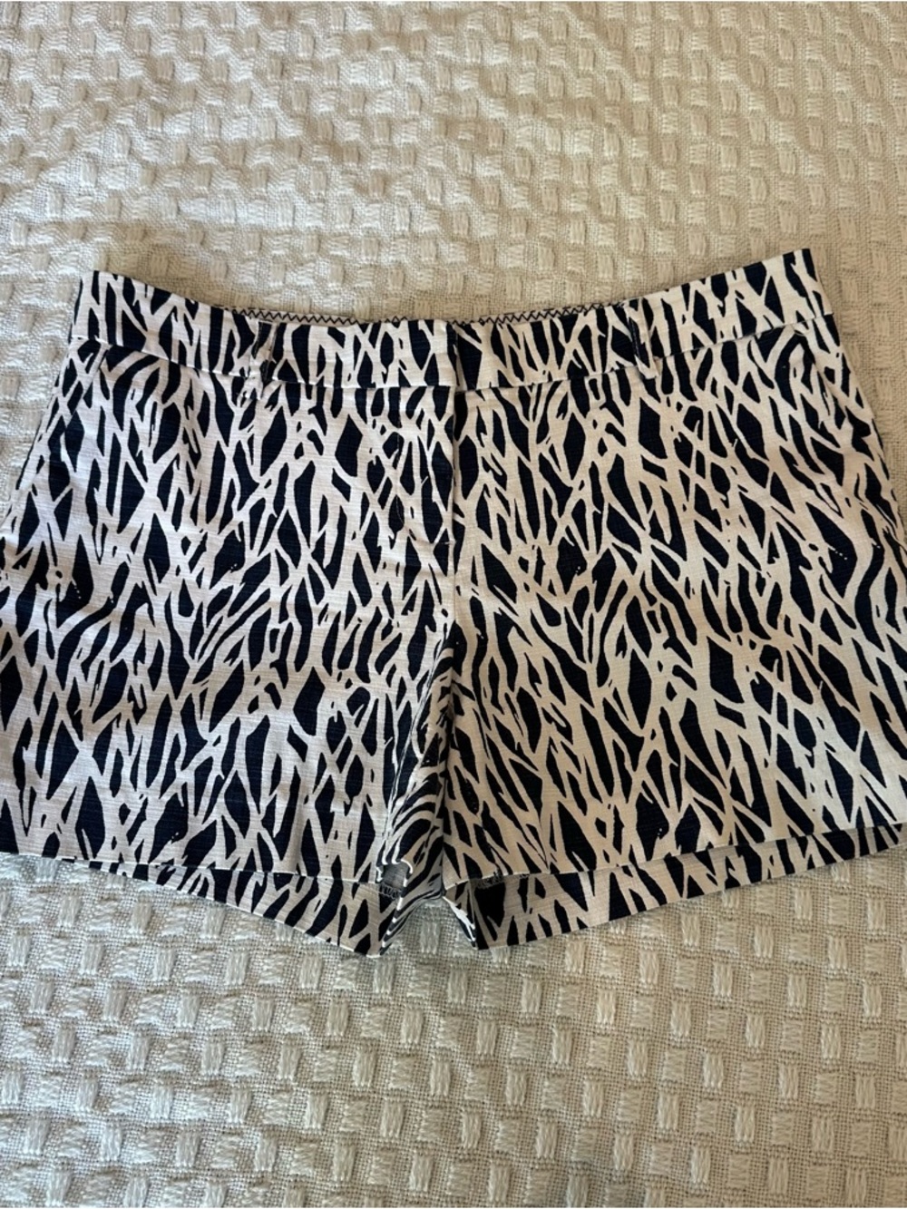 Dalia Navy and White Abstract Print Shorts Size 10